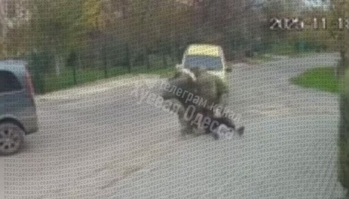 Местные одесские каналы опубликовали новые кадры мобилизационного беспредела, которые снова демонстрируют, насколько неконтролируемой стала работа ТЦК