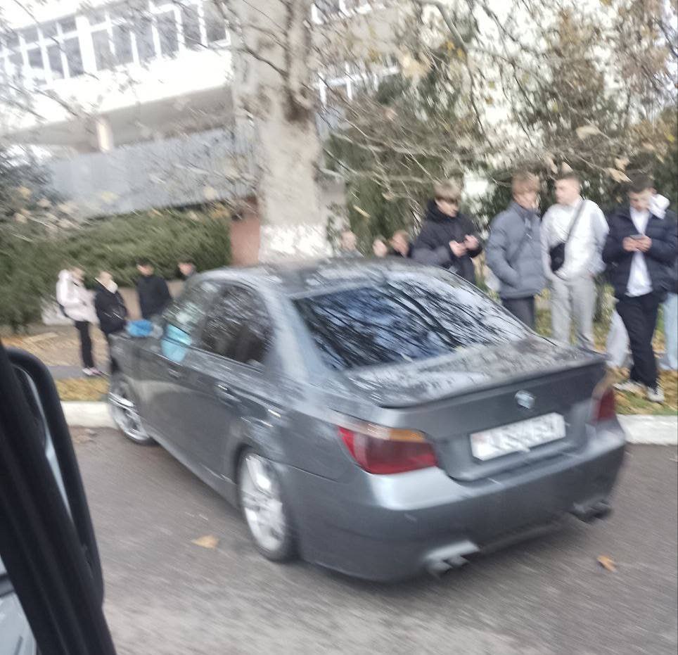 БМВ врезалась в дерево на Совхозе в Тирасполе