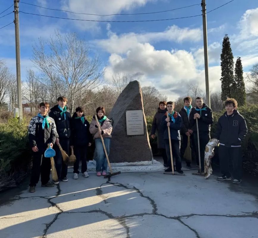 Рыбницкие школьники в преддверии Дня города привели в порядок территорию у памятного знака генерал-майору Константину Цветкову, как дань уважения и исторической памяти о бессмертном подвиге защитников Отечества и воинской...