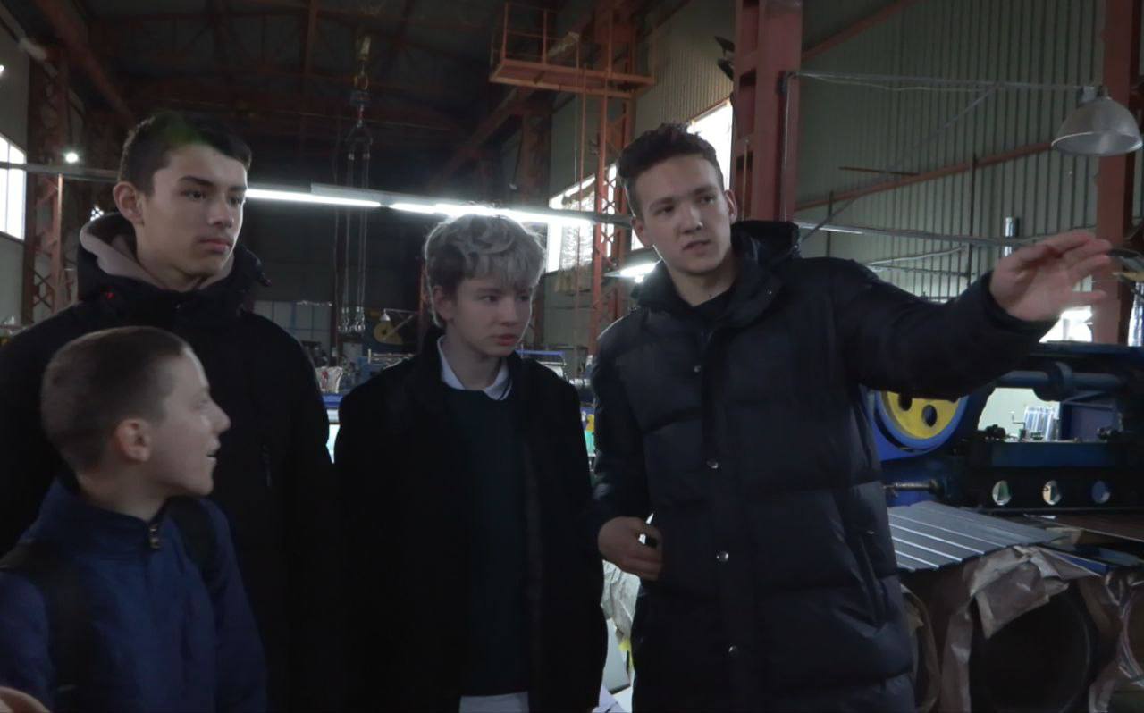 Куда пойти учиться и кем стать? Ответ на этот вопрос искали ученики 16-й школы и отправились на производство Куда пойти учиться и кем стать? Ответ на этот вопрос искали ученики 16-й школы и отправились на производство