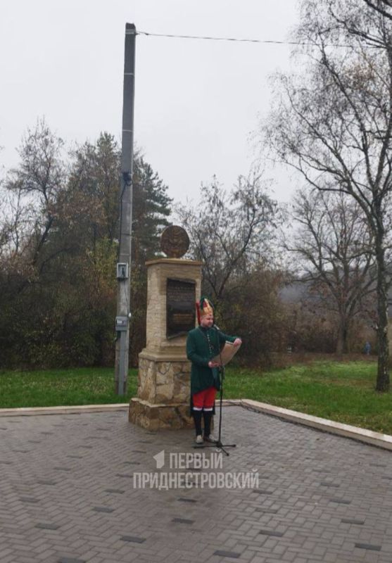 Сотрудники ГТК в исторической форме зачитывают фрагменты указов и распоряжений, когда решались вопросы о границах Сотрудники ГТК в исторической форме зачитывают фрагменты указов и распоряжений, когда решались вопросы о границах