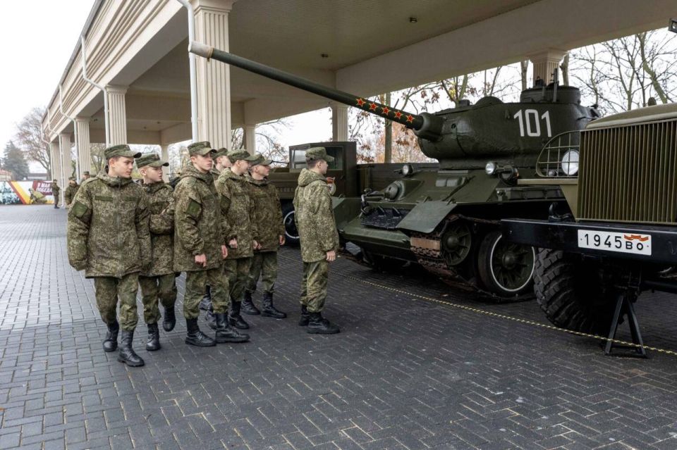 СУВОРОВЦЫ ПОСЕТИЛИ ЗНАКОВЫЕ МЕСТА ИСТОРИИ ПРИДНЕСТРОВЬЯ И ТИРАСПОЛЯ СУВОРОВЦЫ ПОСЕТИЛИ ЗНАКОВЫЕ МЕСТА ИСТОРИИ ПРИДНЕСТРОВЬЯ И ТИРАСПОЛЯ