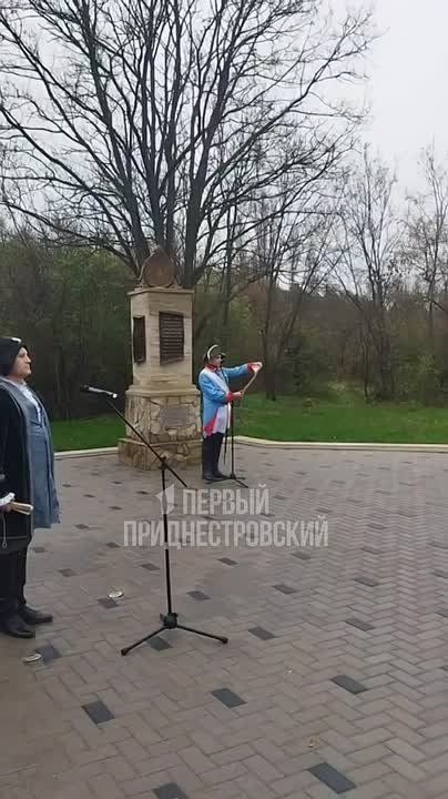 Сотрудники ГТК в исторической форме зачитывают фрагменты указов и распоряжений, когда решались вопросы о границах