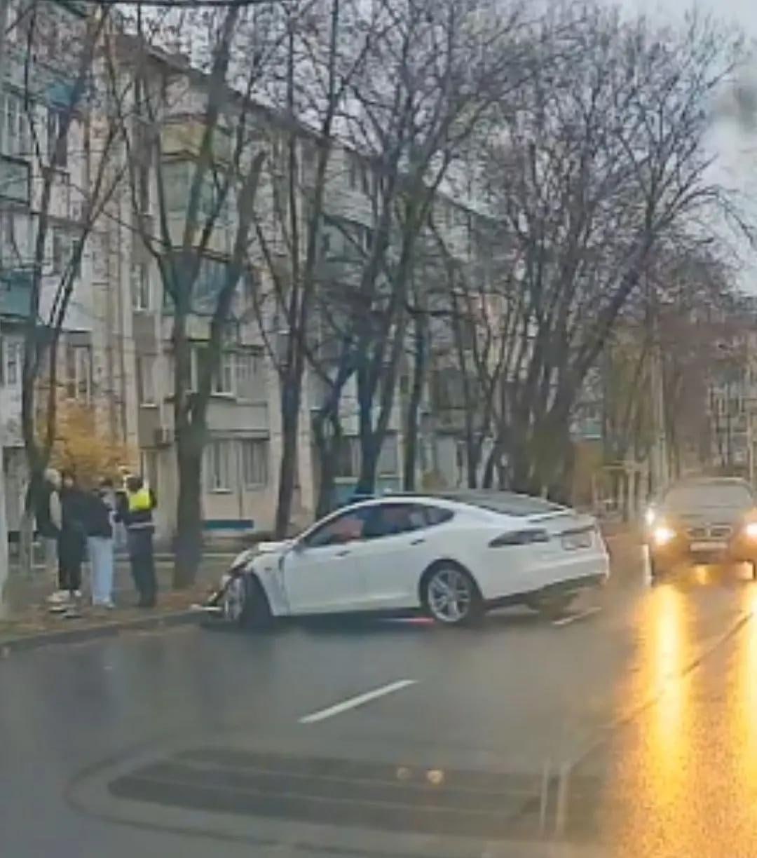 Разбитая «Тесла» стоит поперёк дороги на Балке в Тирасполе