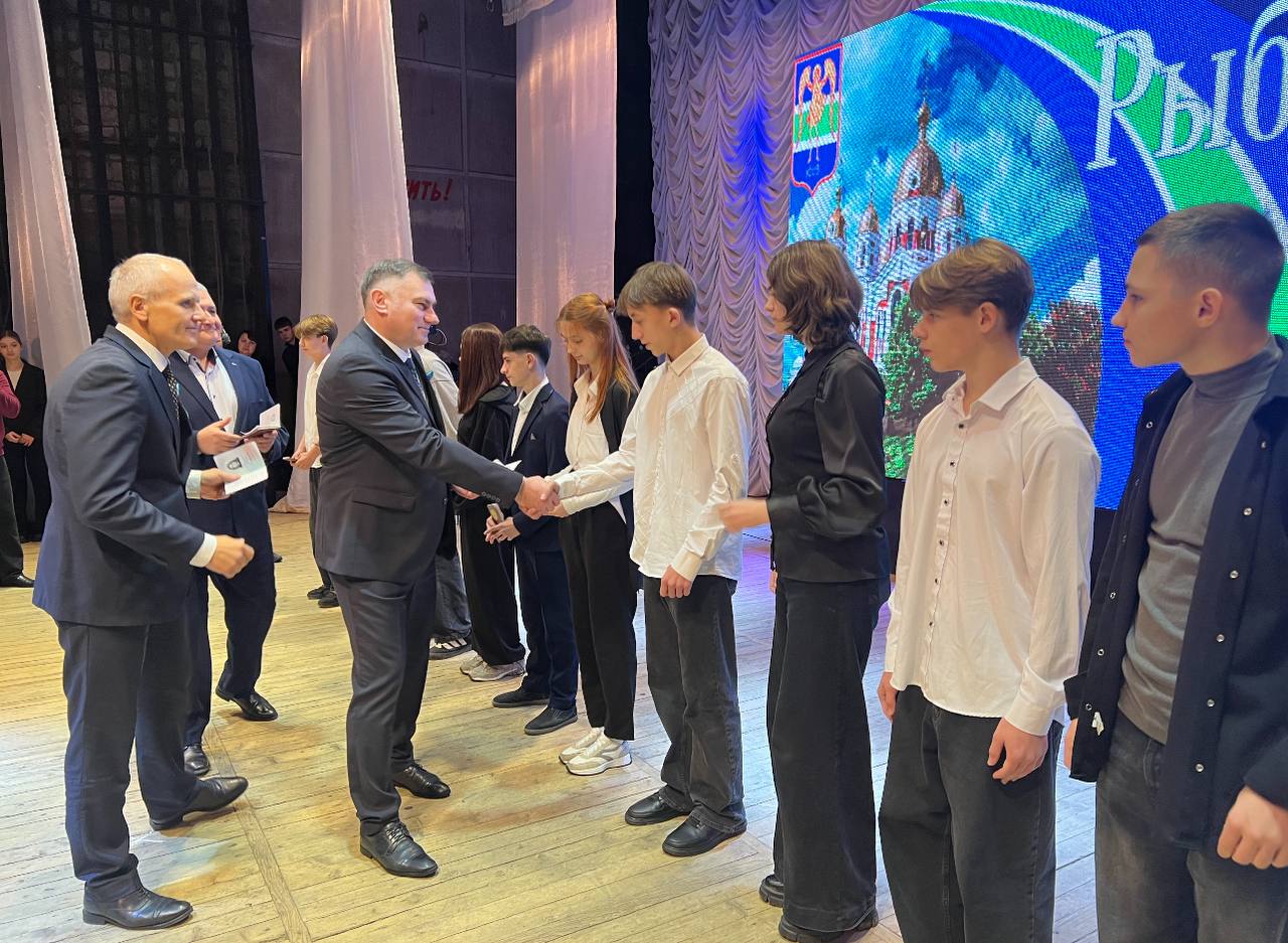 Во Дворце культуры Рыбницы проходит торжественная церемония награждения в преддверии Дня города Во Дворце культуры Рыбницы проходит торжественная церемония награждения в преддверии Дня города