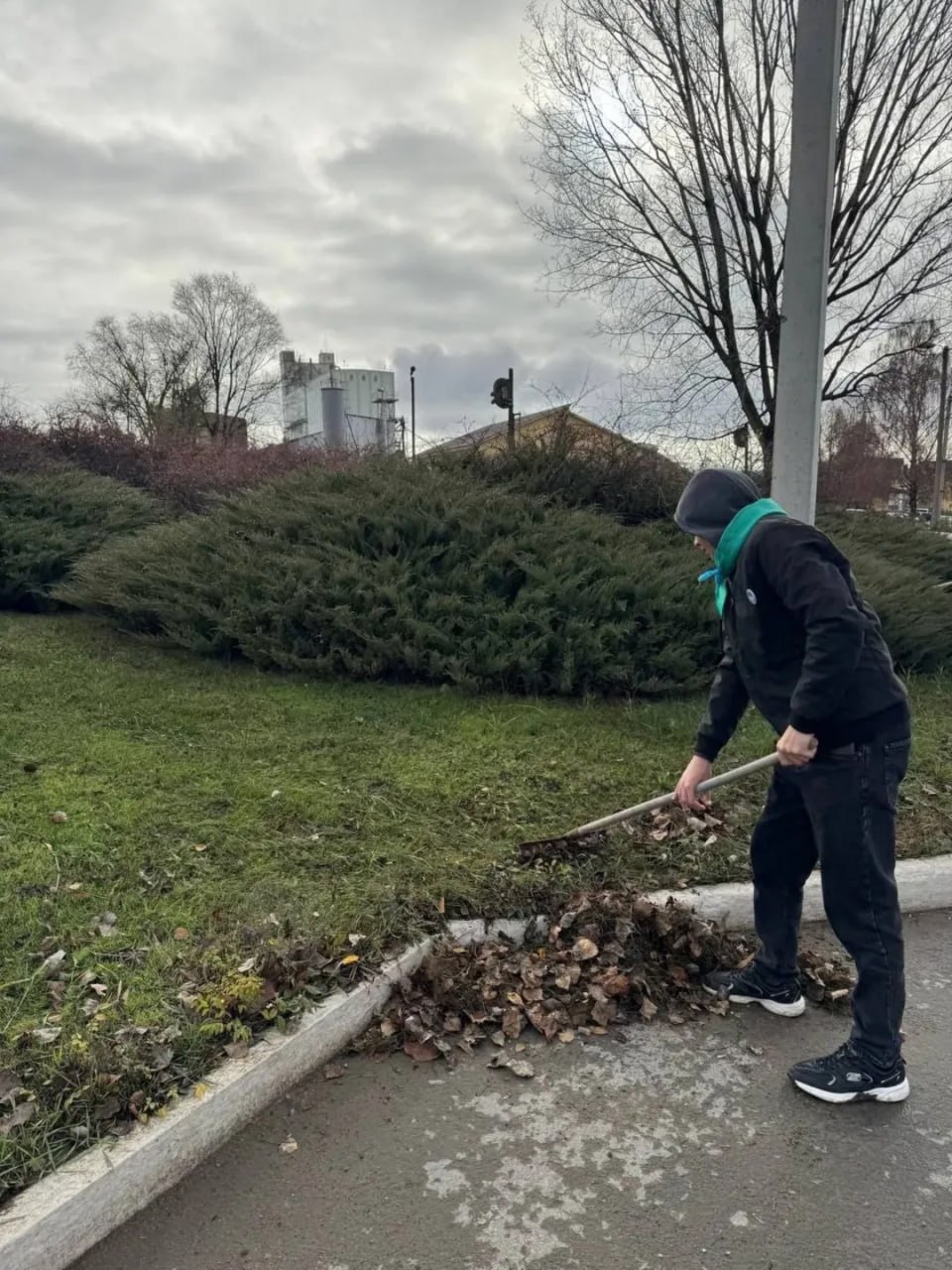 Рыбницкие школьники в преддверии Дня города привели в порядок территорию у памятного знака генерал-майору Константину Цветкову, как дань уважения и исторической памяти о бессмертном подвиге защитников Отечества и воинской... Рыбницкие школьники в преддверии Дня города привели в порядок территорию у памятного знака генерал-майору Константину Цветкову, как дань уважения и исторической памяти о бессмертном подвиге защитников Отечества и воинской...