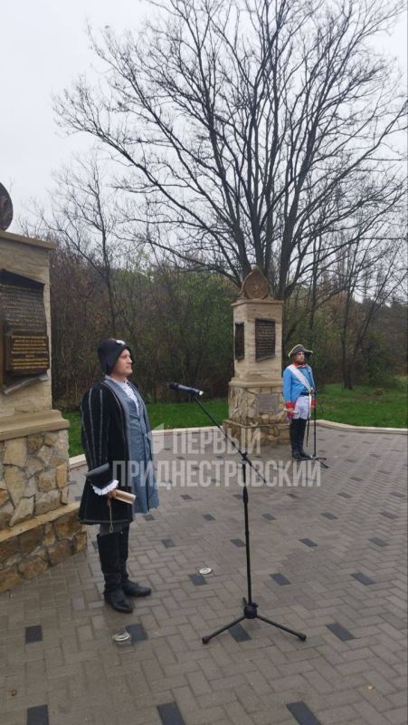 Сотрудники ГТК в исторической форме зачитывают фрагменты указов и распоряжений, когда решались вопросы о границах Сотрудники ГТК в исторической форме зачитывают фрагменты указов и распоряжений, когда решались вопросы о границах