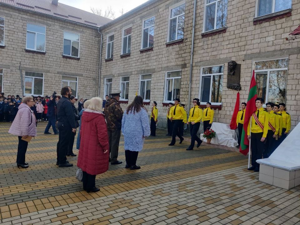 Сегодня в Бендерской школе №2 состоялось торжественное открытие мемориальной доски в честь Петра Фёдоровича Бородина — человека, чьё имя навсегда связано с историей школы Сегодня в Бендерской школе №2 состоялось торжественное открытие мемориальной доски в честь Петра Фёдоровича Бородина — человека, чьё имя навсегда связано с историей школы