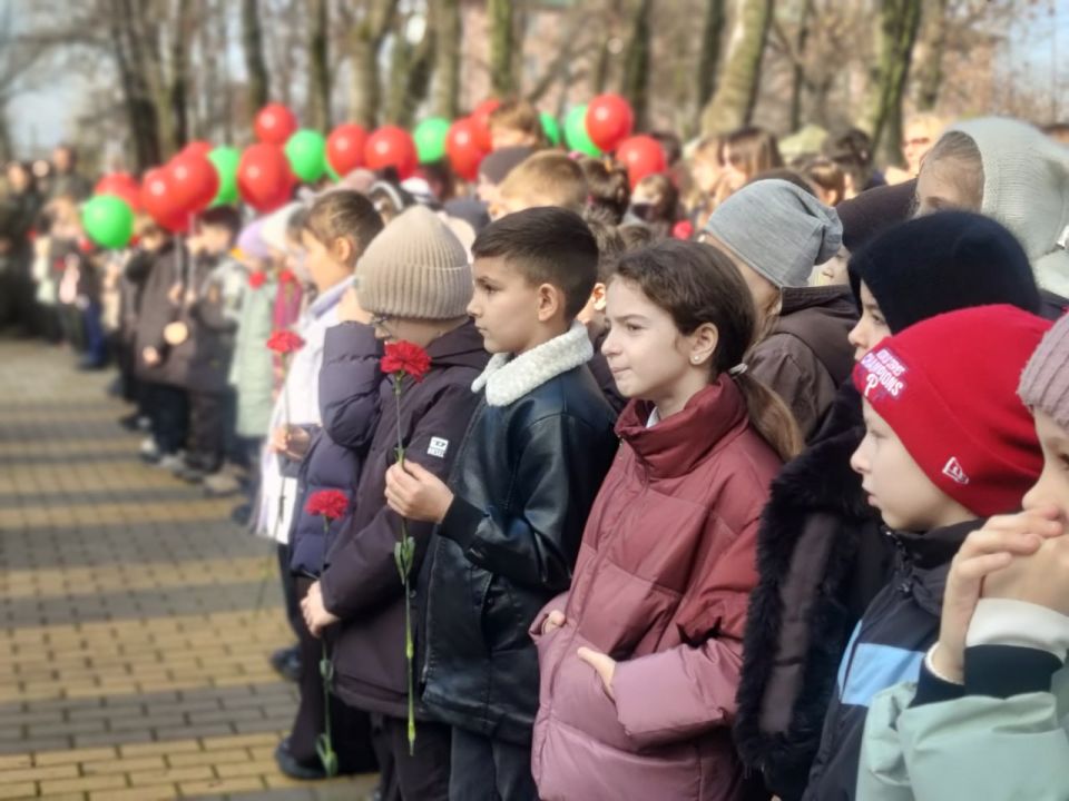 Сегодня в Бендерской школе №2 состоялось торжественное открытие мемориальной доски в честь Петра Фёдоровича Бородина — человека, чьё имя навсегда связано с историей школы Сегодня в Бендерской школе №2 состоялось торжественное открытие мемориальной доски в честь Петра Фёдоровича Бородина — человека, чьё имя навсегда связано с историей школы