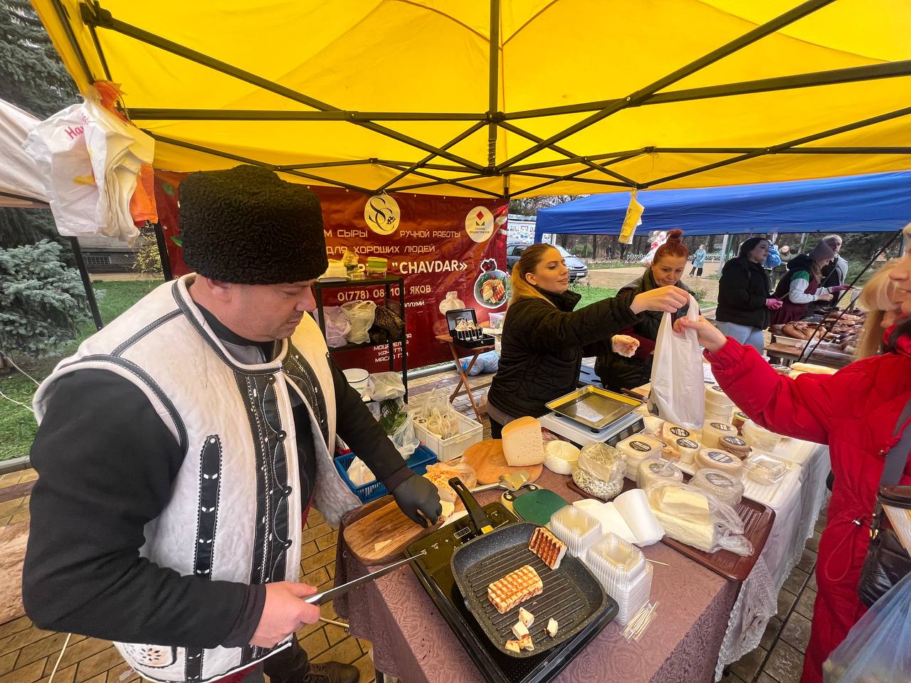 На площади царит по-настоящему праздничная атмосфера: здесь развернулись тематические подворья, уютные фотозоны и творческие выставки На площади царит по-настоящему праздничная атмосфера: здесь развернулись тематические подворья, уютные фотозоны и творческие выставки