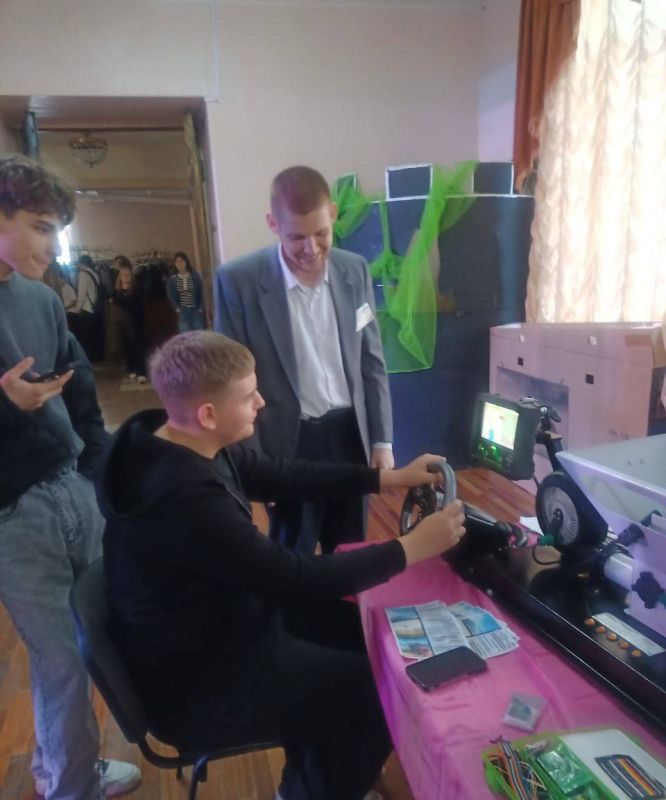 В Фойе ДК Ткаченко развернулась IT-выставка студентов аграрно-экономического колледжа и физико-технического института В Фойе ДК Ткаченко развернулась IT-выставка студентов аграрно-экономического колледжа и физико-технического института