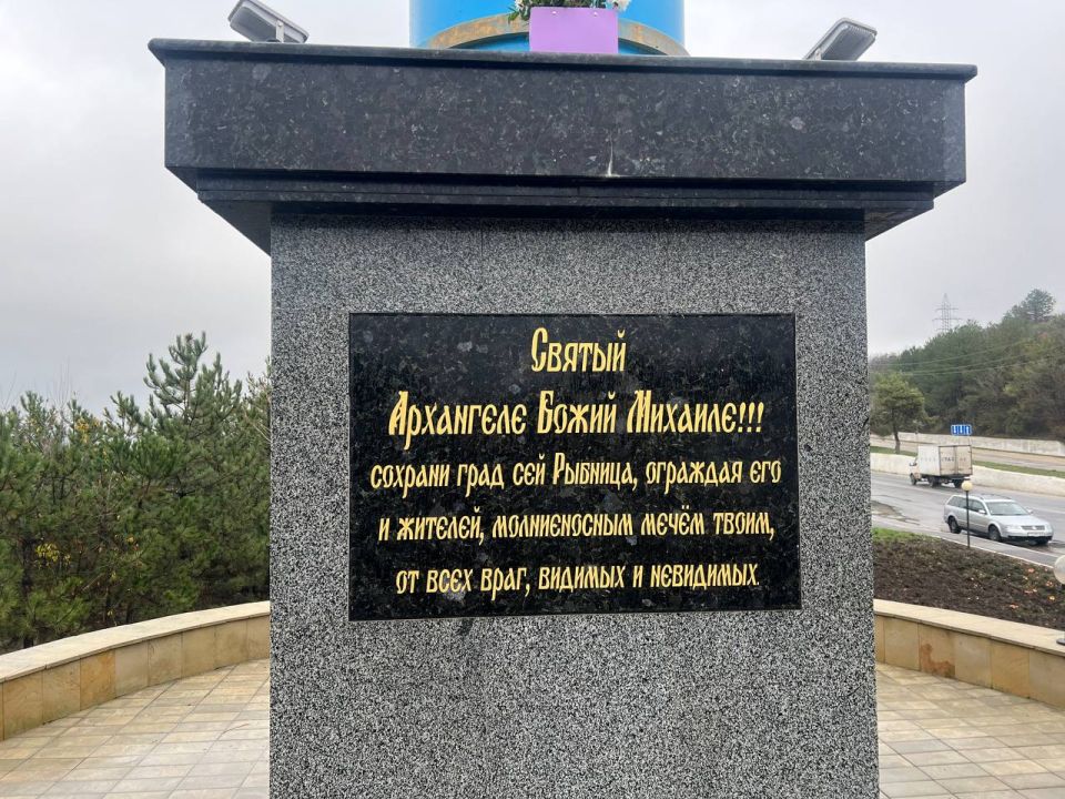 После праздничной Божественной литургии в Михайло-Архангельском соборе, в рамках архипастырского визита, Архиепископ Тираспольский и Дубоссарский Савва совместно с епископом Тарским и Тюкалинским Викентием посетили статую... После праздничной Божественной литургии в Михайло-Архангельском соборе, в рамках архипастырского визита, Архиепископ Тираспольский и Дубоссарский Савва совместно с епископом Тарским и Тюкалинским Викентием посетили статую...