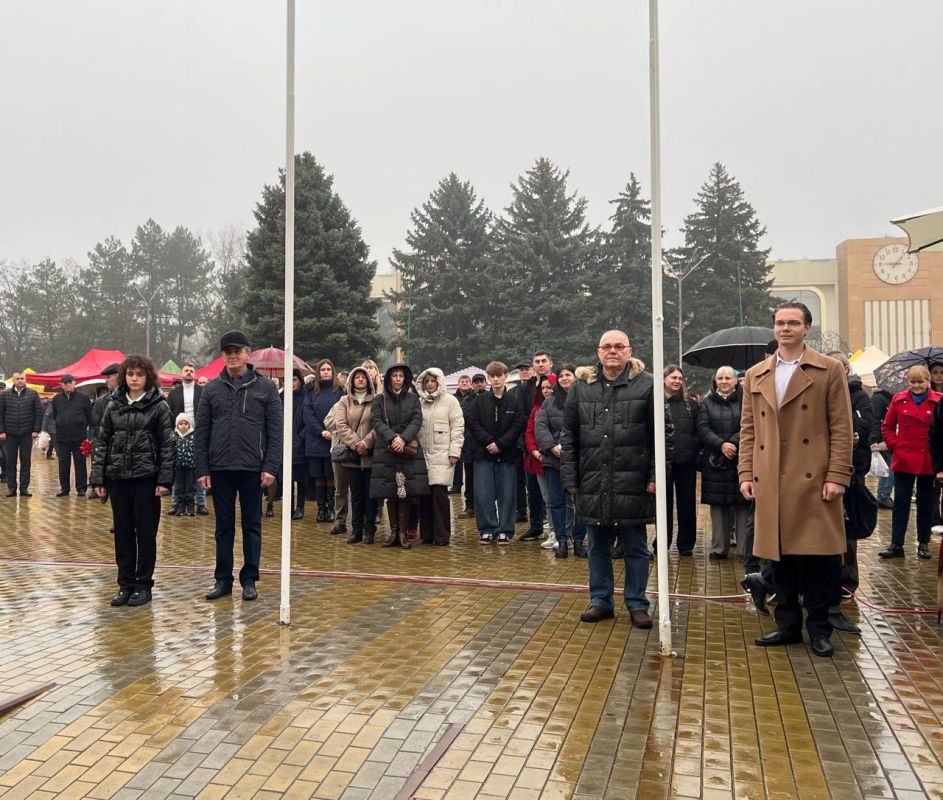 По традиции празднование Дня города началось с торжественной церемонии поднятия флагов. В этом году честь поднять флаги была предоставлена представителям двух градообразующих предприятий — ММЗ и РЦК, а также талантливым... По традиции празднование Дня города началось с торжественной церемонии поднятия флагов. В этом году честь поднять флаги была предоставлена представителям двух градообразующих предприятий — ММЗ и РЦК, а также талантливым...