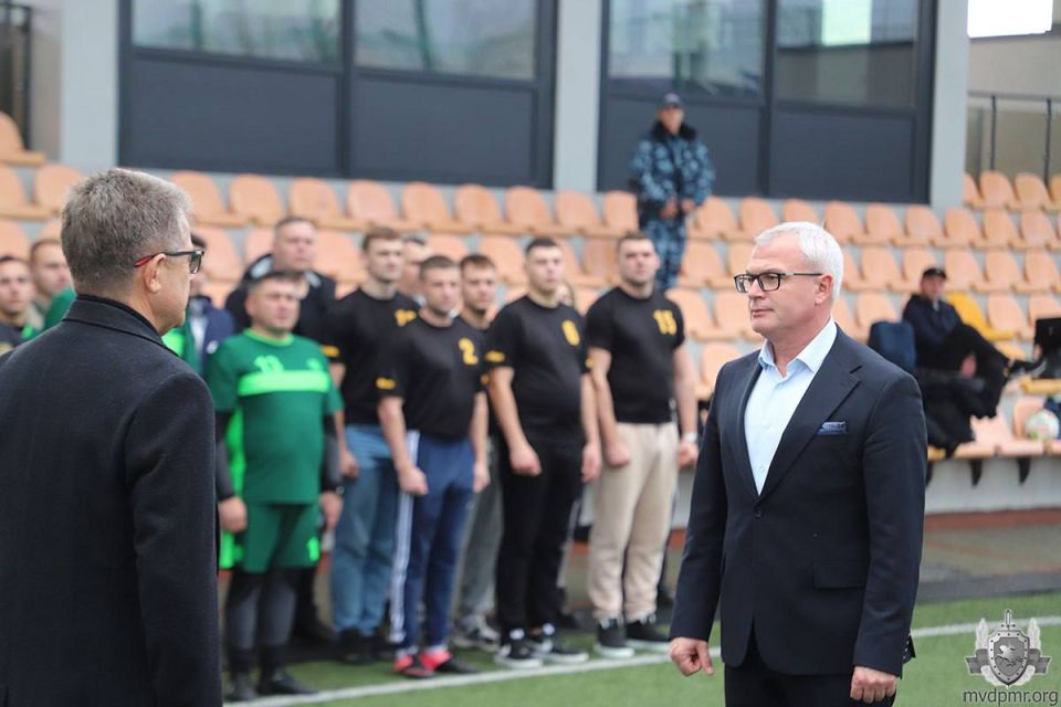 Милиционеры сразились в мини-футбол: разыграли кубок Милиционеры сразились в мини-футбол: разыграли кубок