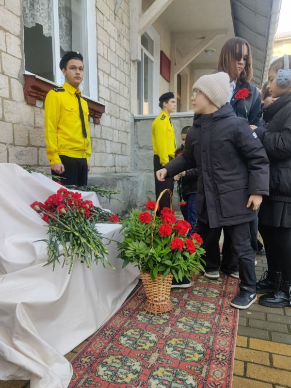 Сегодня в Бендерской школе №2 состоялось торжественное открытие мемориальной доски в честь Петра Фёдоровича Бородина — человека, чьё имя навсегда связано с историей школы Сегодня в Бендерской школе №2 состоялось торжественное открытие мемориальной доски в честь Петра Фёдоровича Бородина — человека, чьё имя навсегда связано с историей школы
