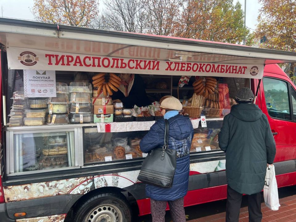 На площади царит по-настоящему праздничная атмосфера: здесь развернулись тематические подворья, уютные фотозоны и творческие выставки