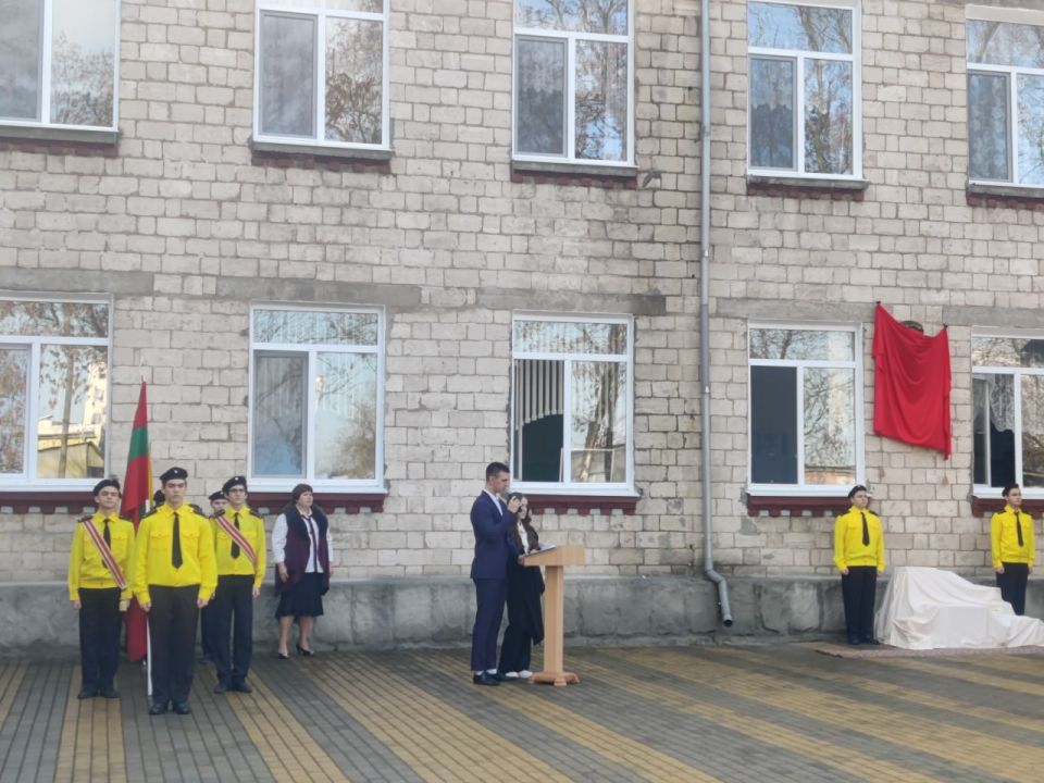 Сегодня в Бендерской школе №2 состоялось торжественное открытие мемориальной доски в честь Петра Фёдоровича Бородина — человека, чьё имя навсегда связано с историей школы Сегодня в Бендерской школе №2 состоялось торжественное открытие мемориальной доски в честь Петра Фёдоровича Бородина — человека, чьё имя навсегда связано с историей школы