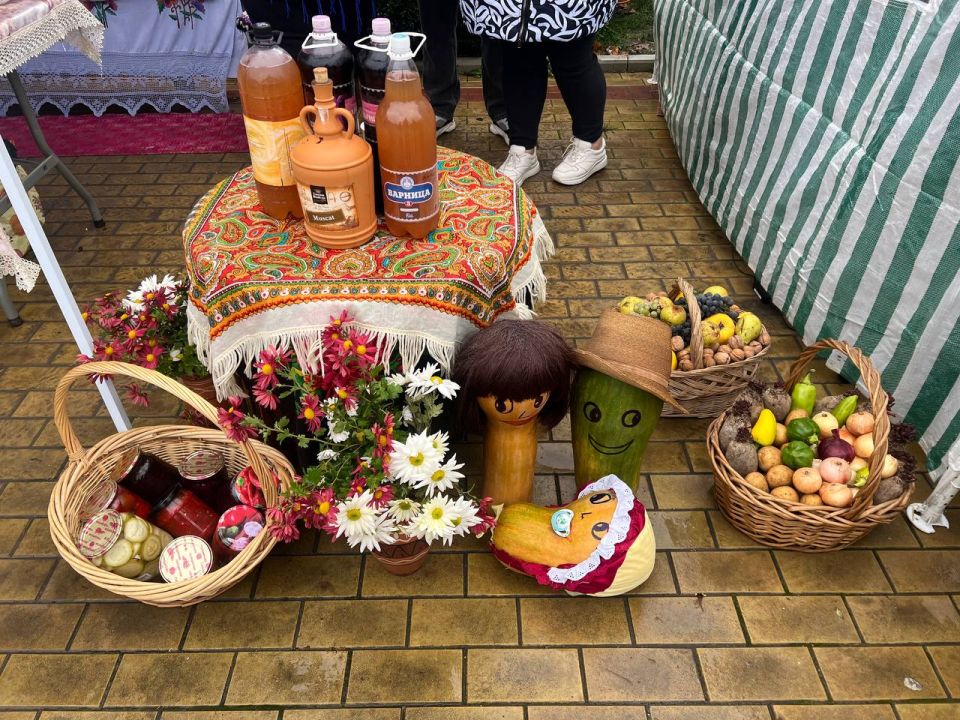 На площади царит по-настоящему праздничная атмосфера: здесь развернулись тематические подворья, уютные фотозоны и творческие выставки На площади царит по-настоящему праздничная атмосфера: здесь развернулись тематические подворья, уютные фотозоны и творческие выставки