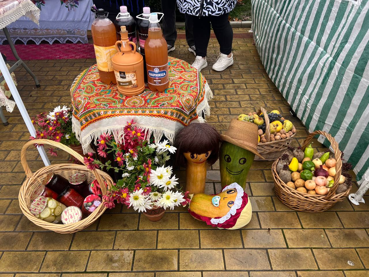 На площади царит по-настоящему праздничная атмосфера: здесь развернулись тематические подворья, уютные фотозоны и творческие выставки На площади царит по-настоящему праздничная атмосфера: здесь развернулись тематические подворья, уютные фотозоны и творческие выставки