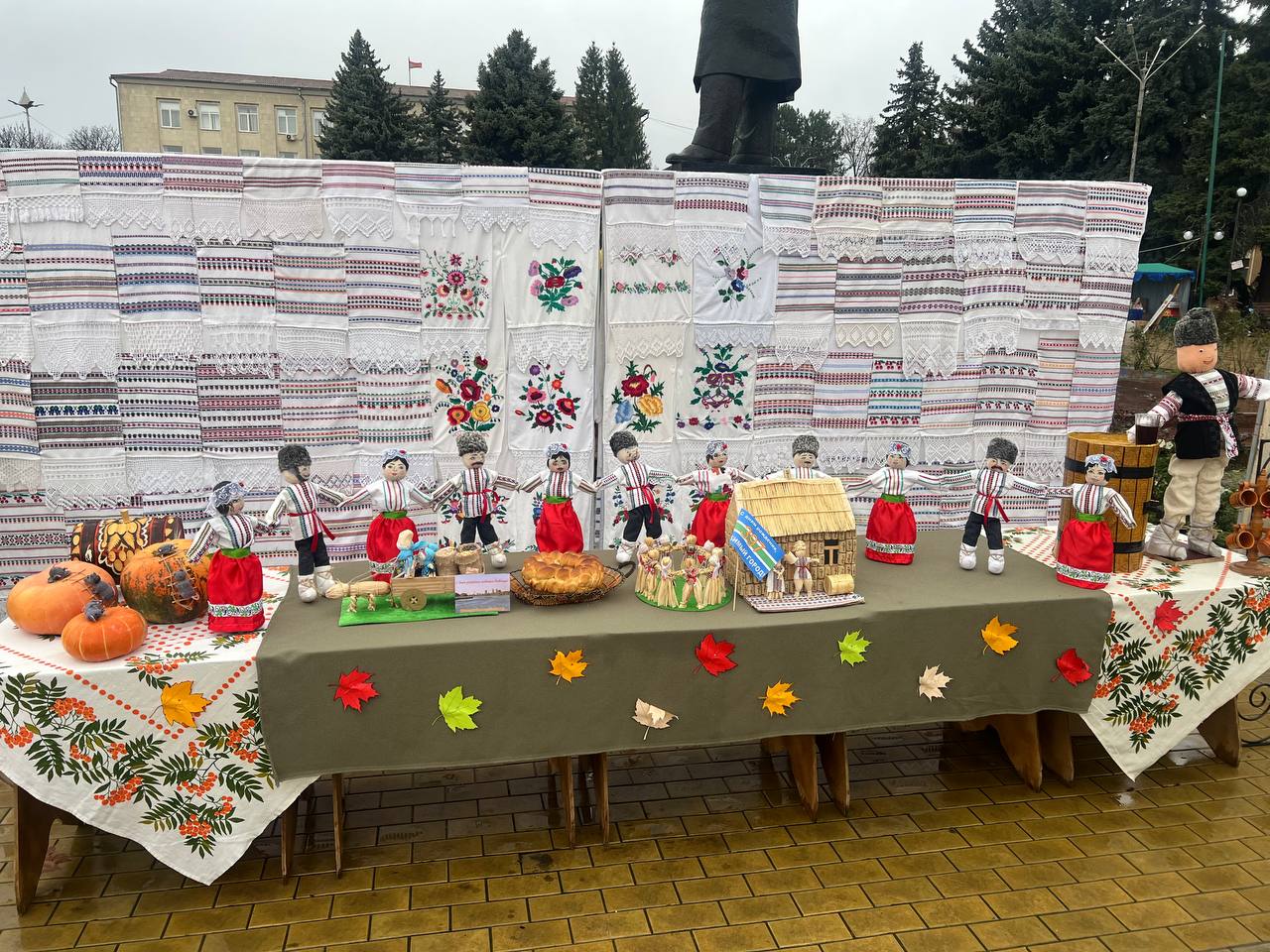 На площади царит по-настоящему праздничная атмосфера: здесь развернулись тематические подворья, уютные фотозоны и творческие выставки На площади царит по-настоящему праздничная атмосфера: здесь развернулись тематические подворья, уютные фотозоны и творческие выставки