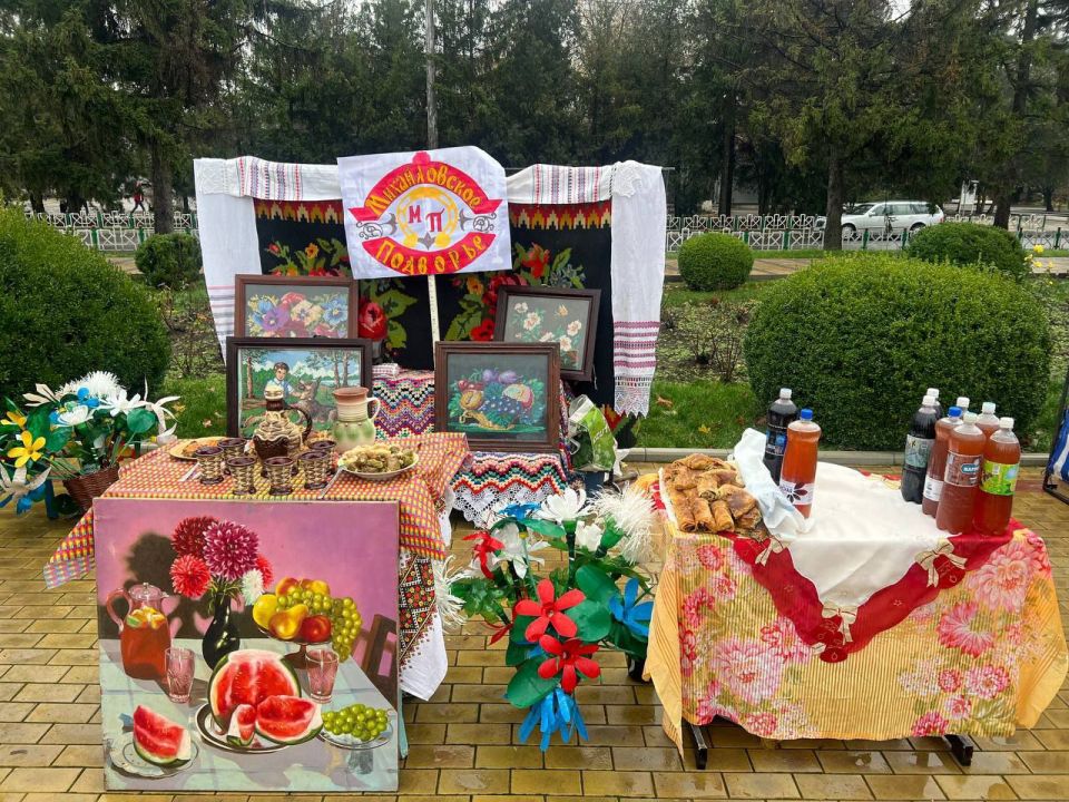 На площади в Рыбнице праздничная атмосфера: работают тематические подворья, фотозоны и творческие выставки На площади в Рыбнице праздничная атмосфера: работают тематические подворья, фотозоны и творческие выставки