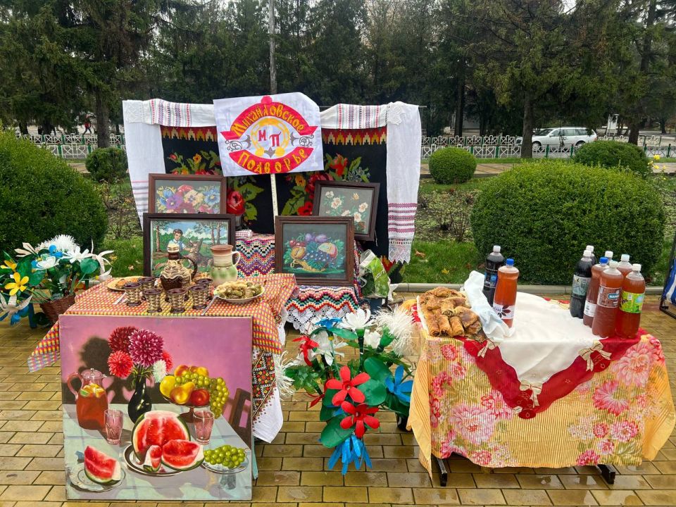 На площади царит по-настоящему праздничная атмосфера: здесь развернулись тематические подворья, уютные фотозоны и творческие выставки На площади царит по-настоящему праздничная атмосфера: здесь развернулись тематические подворья, уютные фотозоны и творческие выставки