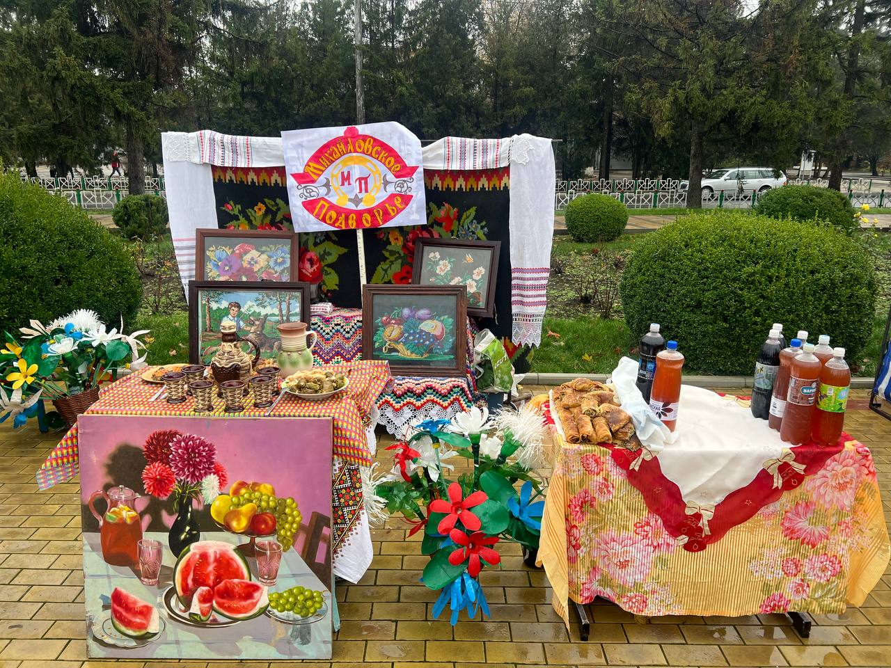 На площади царит по-настоящему праздничная атмосфера: здесь развернулись тематические подворья, уютные фотозоны и творческие выставки На площади царит по-настоящему праздничная атмосфера: здесь развернулись тематические подворья, уютные фотозоны и творческие выставки