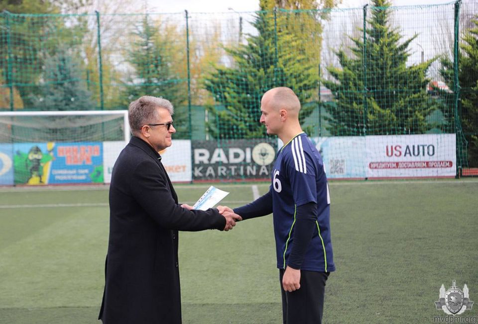 Милиционеры сразились в мини-футбол: разыграли кубок Милиционеры сразились в мини-футбол: разыграли кубок