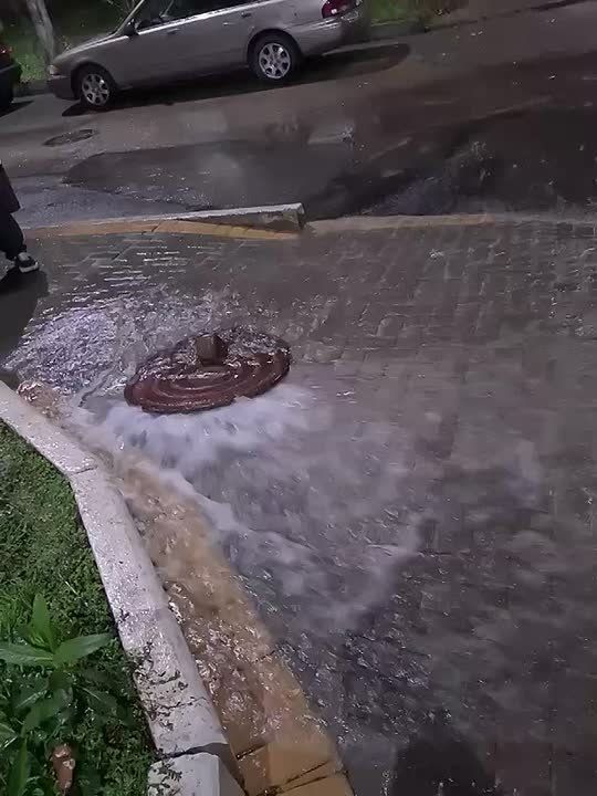 Вчера вечером горожане наблюдали, как из люка хлещет вода возле столичной художественной школы