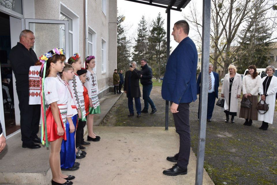 Сегодня жители села Кузьмин собрались в местном Доме культуры, чтобы вместе отметить День села и храмовый праздник