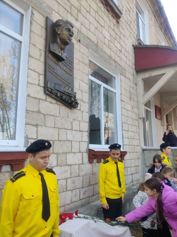 Сегодня в Бендерской школе №2 состоялось торжественное открытие мемориальной доски в честь Петра Фёдоровича Бородина — человека, чьё имя навсегда связано с историей школы Сегодня в Бендерской школе №2 состоялось торжественное открытие мемориальной доски в честь Петра Фёдоровича Бородина — человека, чьё имя навсегда связано с историей школы