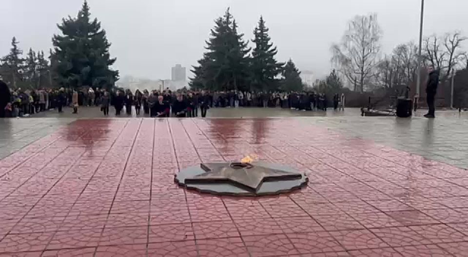 Жители Рыбницы возложили цветы и отдали дань памяти погибшим защитникам Приднестровья, участникам ликвидации последствий аварии на Чернобыльской АЭС и ветеранам Великой Отечественной войны