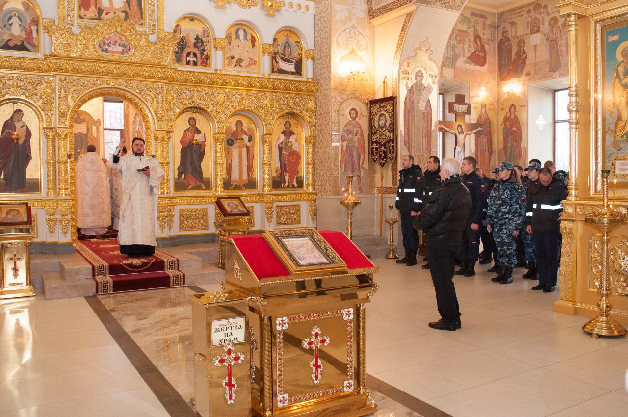 В Храме святого благоверного князя Александра Невского сегодня состоялась праздничная литургия В Храме святого благоверного князя Александра Невского сегодня состоялась праздничная литургия