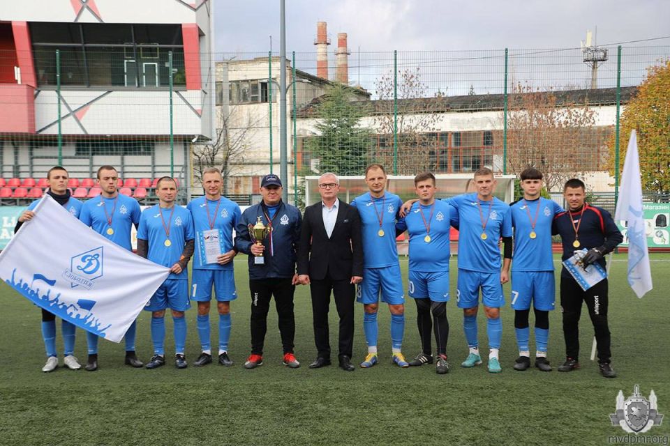 Милиционеры сразились в мини-футбол: разыграли кубок Милиционеры сразились в мини-футбол: разыграли кубок