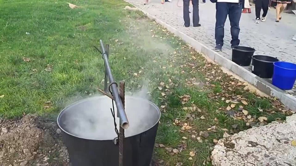 Зама готова — и кажется, все село слышит этот аромат!