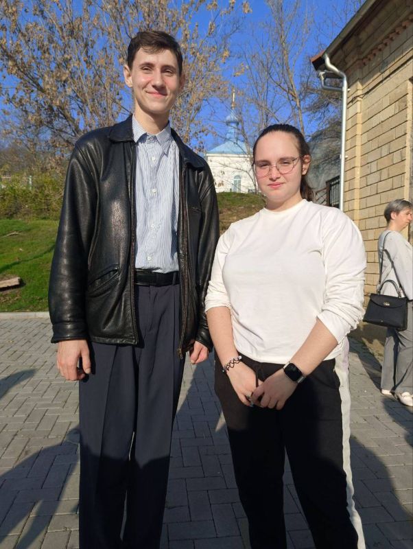 Идею провести такой фестиваль подсказали сами молодые люди - Виктория Семенюкова (с. Гиска), Владислав Кучерявый (г. Днестровск)и Анна Ткачук (г. Бендеры)