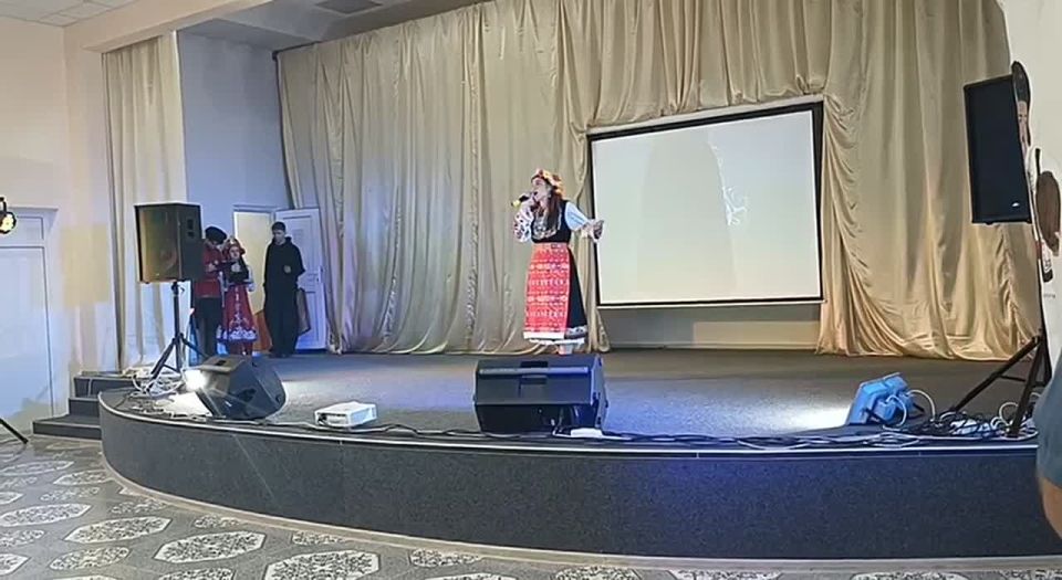 На фестивале в ДК села Гиска — самый яркий финальный аккорд дня: большой концерт, где культура звучит в каждом номере