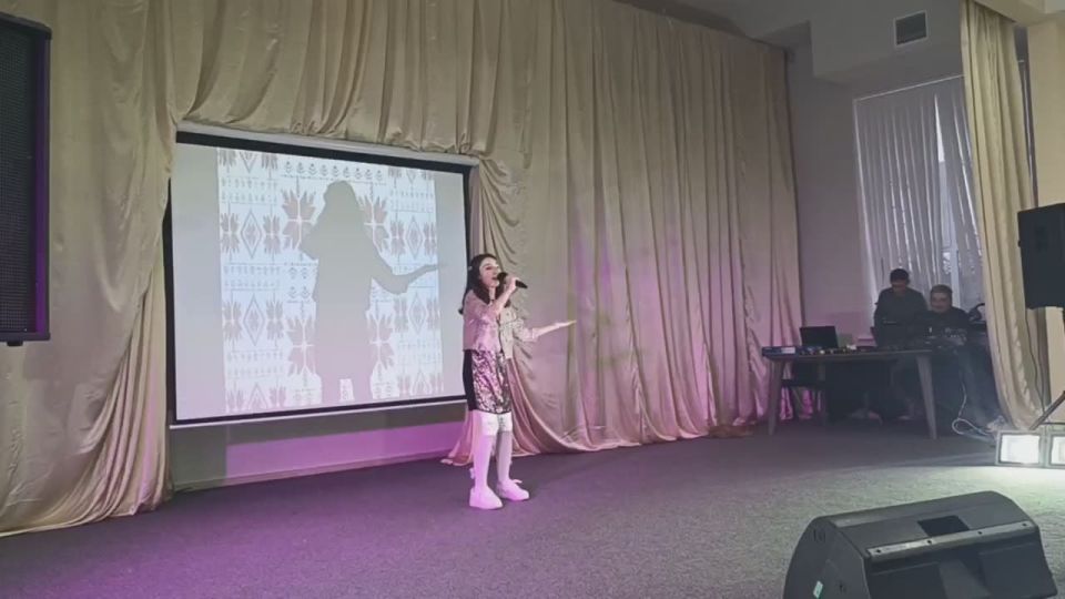 Финал концерта. На сцене ДК с. Гиска звучат песни на гагаузском языке