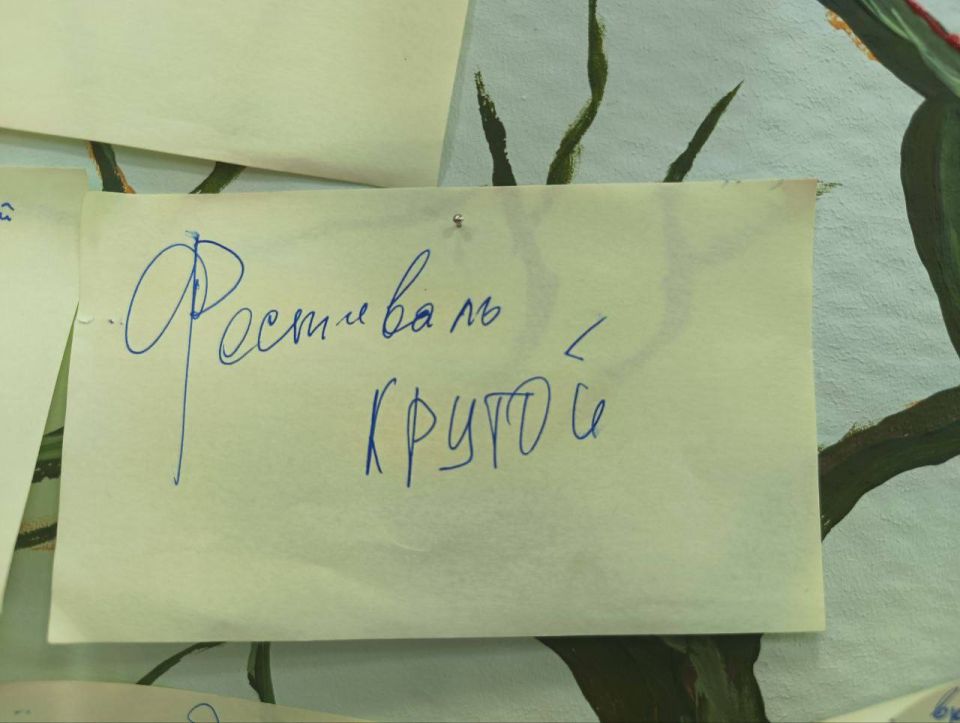 Дерево дружбы. Эта символичная композиция олицетворяет единство и дружбу народов нашего края Дерево дружбы. Эта символичная композиция олицетворяет единство и дружбу народов нашего края