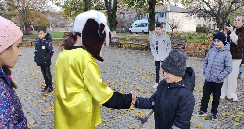 Цирковую программу, игры и подарки для детей из бендерской коррекционной школы подготовили артисты Дома культуры Протягайловки и активисты партии «Обновление» к Международному дню инвалидов, который отмечается 3 декабря Цирковую программу, игры и подарки для детей из бендерской коррекционной школы подготовили артисты Дома культуры Протягайловки и активисты партии «Обновление» к Международному дню инвалидов, который отмечается 3 декабря