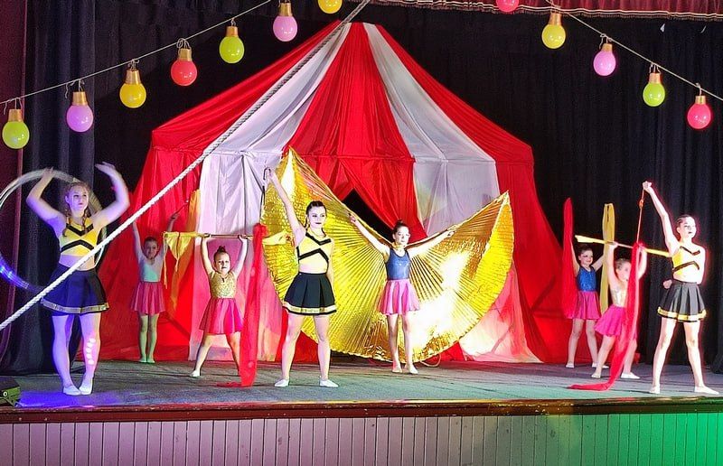 Цирковую программу, игры и подарки для детей из бендерской коррекционной школы подготовили артисты Дома культуры Протягайловки и активисты партии «Обновление» к Международному дню инвалидов, который отмечается 3 декабря