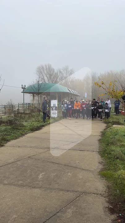 Туман спорту не помеха. В Тирасполе на пляже «Сократ» – семейный забег