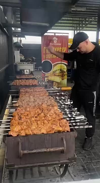 Очередь за шашлыком уже выстроилась, футбольный праздник начался