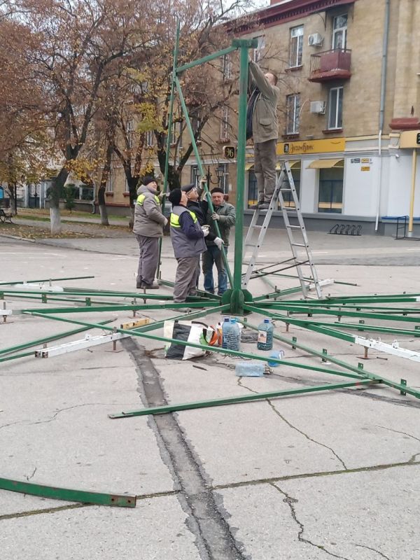 В Бендерах у госадминистрации начали устанавливать ёлку В Бендерах у госадминистрации начали устанавливать ёлку