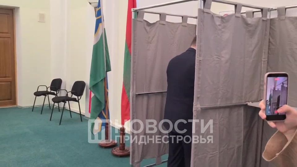 В Тирасполе на этот момент досрочно проголосовали уже более 50 человек, в том числе и председатель Центризбиркома Станислав Касап