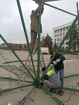 В Бендерах у госадминистрации начали устанавливать ёлку