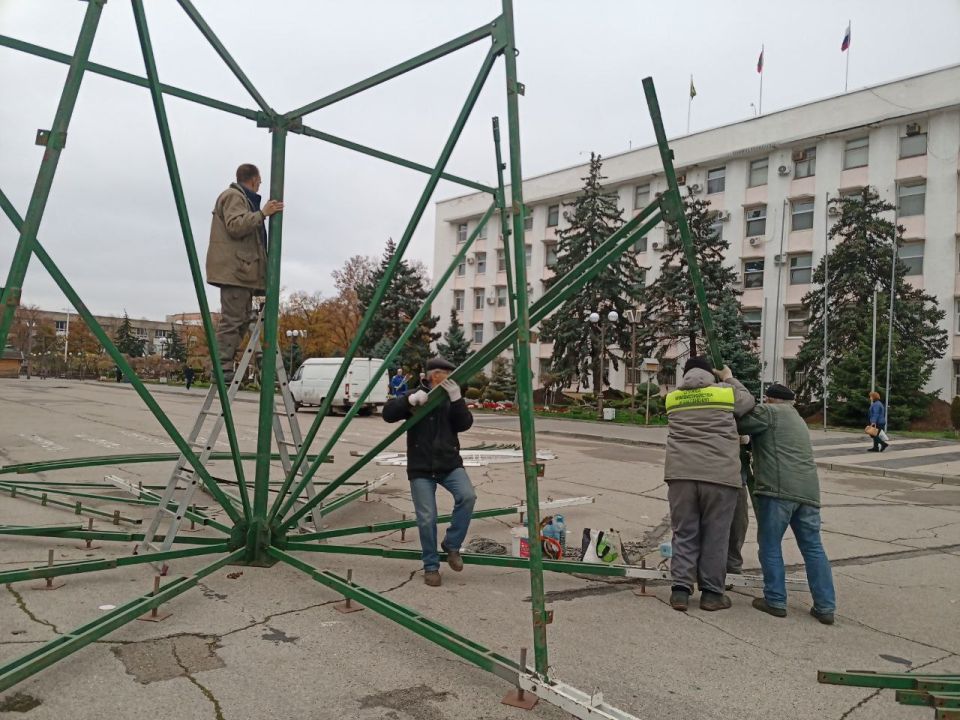 В Бендерах начали устанавливать городскую ёлку В Бендерах начали устанавливать городскую ёлку