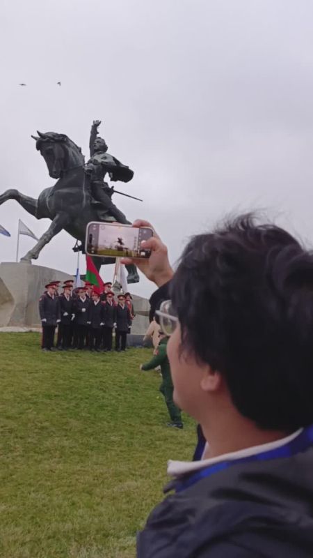 Китайцы фотографируют, как суворовцы и юнармейцы возлагают цветы к памятнику Суворова