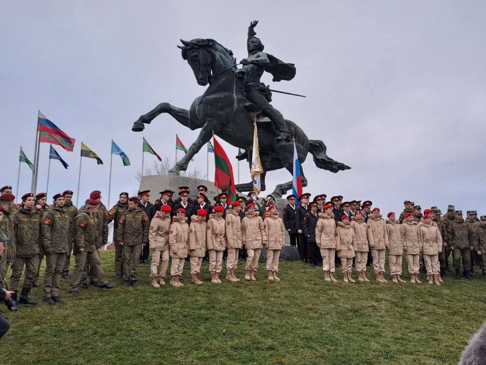 Сегодня в день рождения генералиссимуса Александра Суворова юнармейцы, курсанты Военного института, суворовцы и студенты Приднестровского госуниверситета возложили цветы к памятнику великому полководцу в Тирасполе