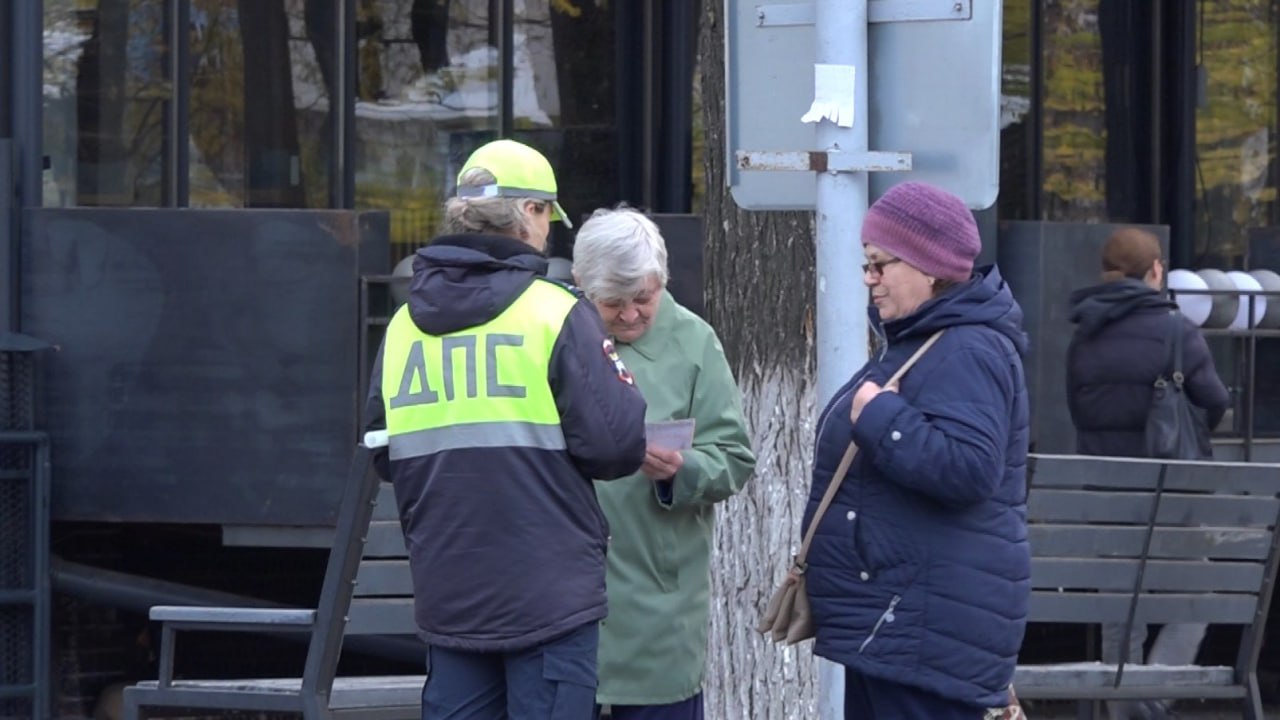 В Бендерах инспекторы ГАИ напоминают прохожим: на дороге важно быть яркими, заметными и внимательными В Бендерах инспекторы ГАИ напоминают прохожим: на дороге важно быть яркими, заметными и внимательными